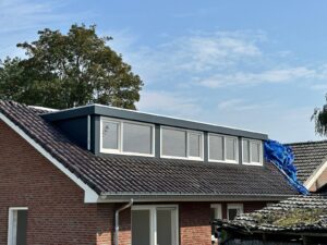 Dakkapel in Breda op schuin dak van woning met meerdere ramen en moderne afwerking