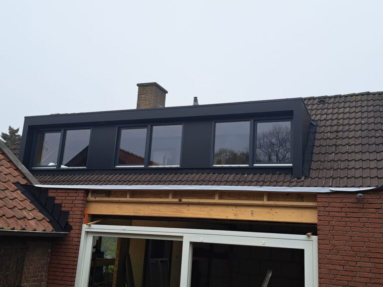 Prefab dakkapel in Goes geplaatst op een woning voor extra ruimte en meer daglicht op zolder.