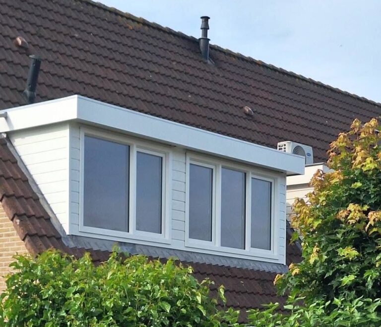 Moderne dakkapel in Goes met kunststof kozijnen en extra stahoogte op de zolderverdieping.